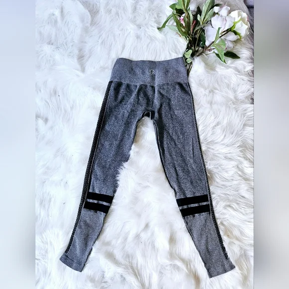 Bombshell Sportswear XS/S - Picture 2 of 3